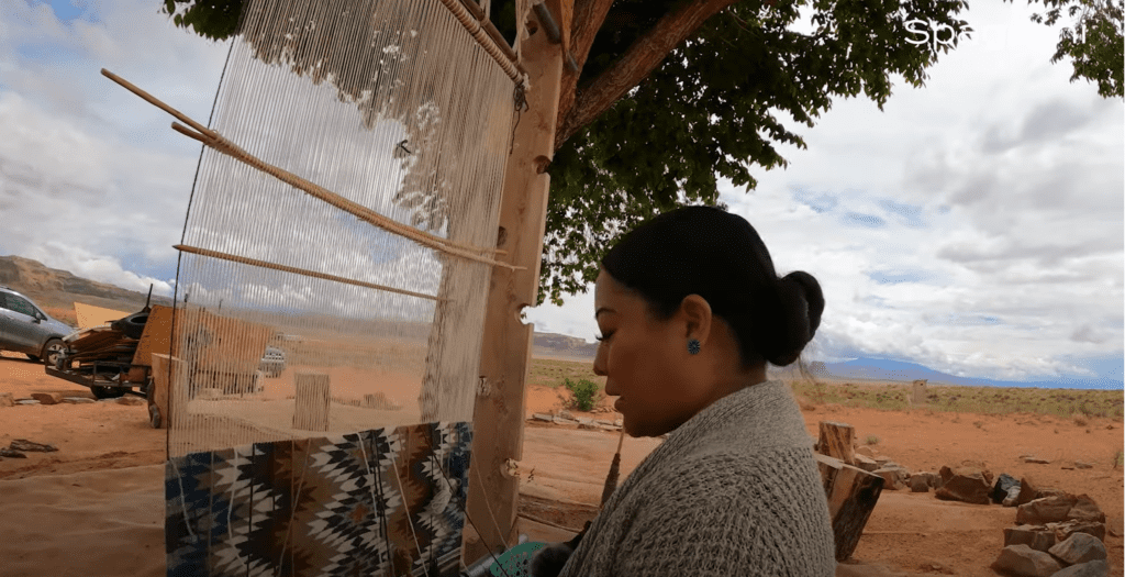 Besuch bei der traditionellen Dine' (Navajo) Weberin, Tasheena Littleben