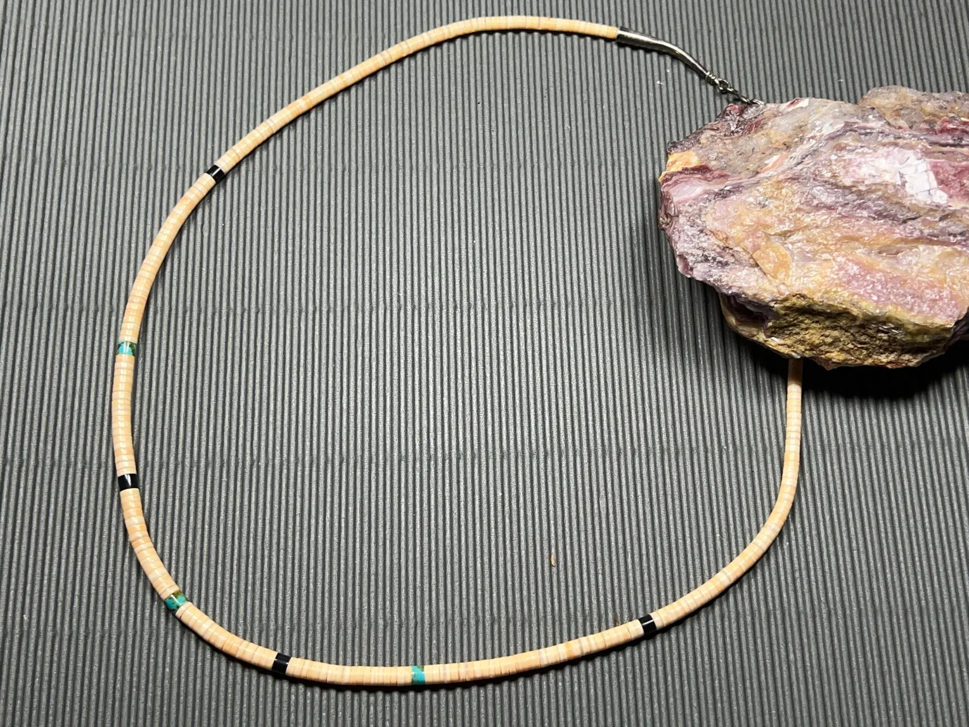 Raymond Gasper (Zuni) - Muschelkette mit Steinperlen