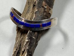 B. Jackson (Navajo) – Silberarmreif mit Lapislazuli-Inlay