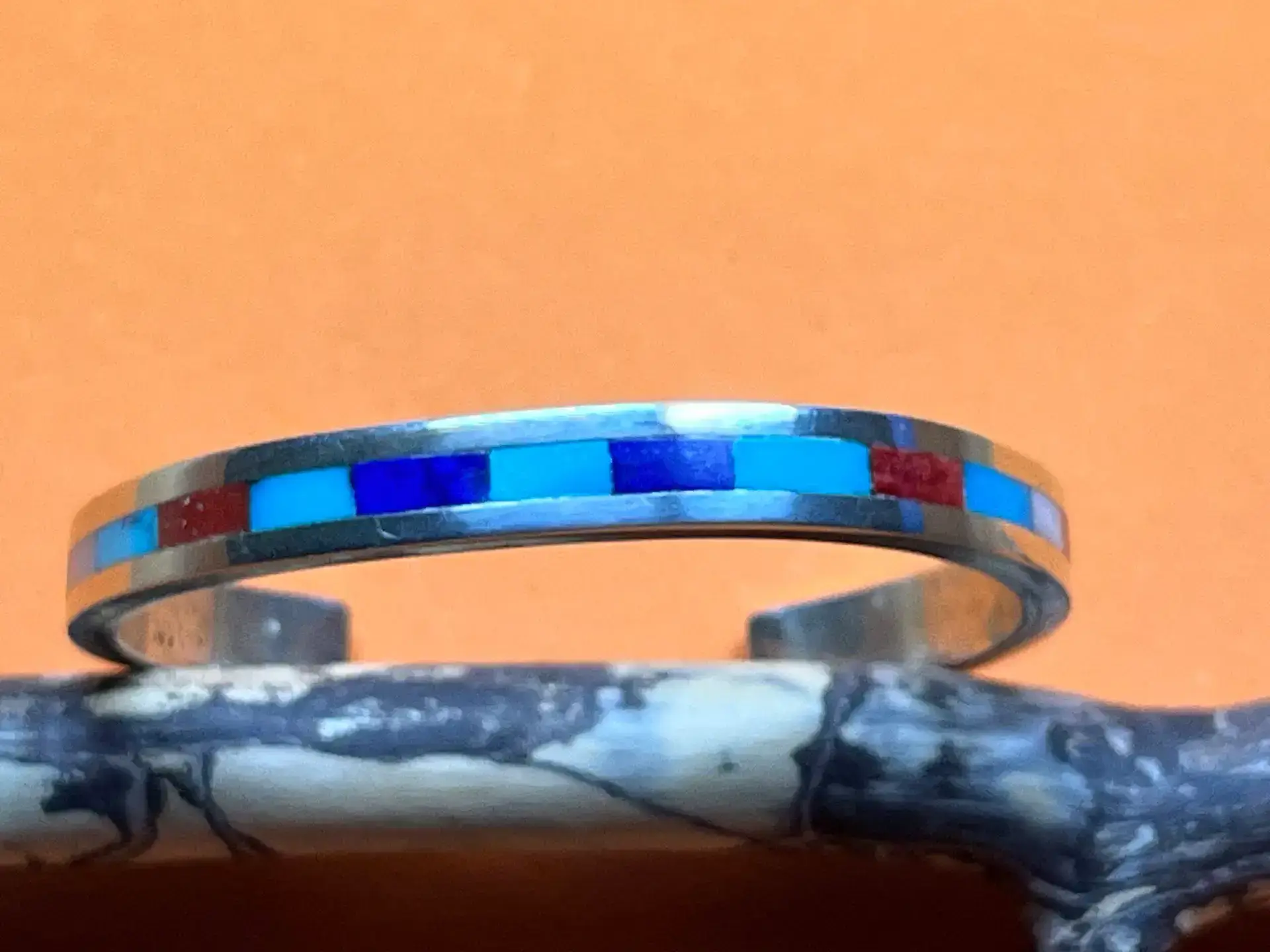 Brodie Coonsis (Zuni) - vielfarbiger Armreif