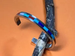 Ein Fallbeispiel zu echtem Schmuck mit Herkunft 4 Brodie Coonsis (Zuni) - vielfarbiger Armreif