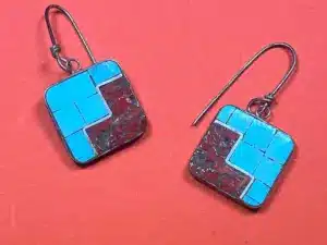 Moderne indigene Kunststile verständlich erklärt 5 Priscilla Aguilar (Kewa) - viereckige Ohrhänger mit Inlay
