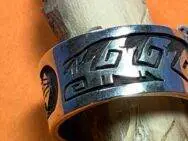 Frankie Lahaleon (Zuni) - Overlayring mit Symboldesign