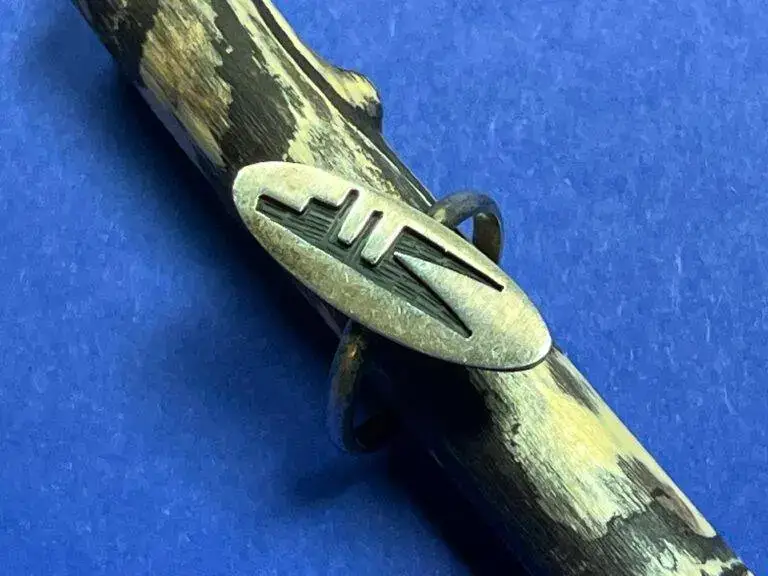 Warum fairer Handel bei indigener Kunst wichtig ist 2 Reginald Dewakuku (Hopi) - Fingerring mit Overlay-Platte